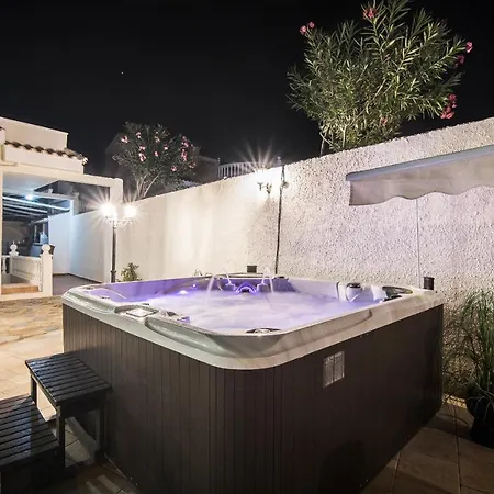 Casa Blanca La Grande - Swimming Pool - Jacuzzi Xxl - 2,4km - Airport 12 Km - Center 1km *